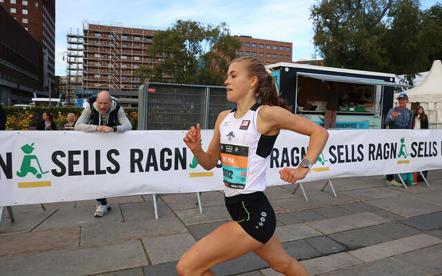 Selma Løchen Engdahl er primært baneløper, men her ser vi henne i fint driv på 3 kilometeren i Oslo Maraton i fjor høst. (Foto: Tom-Arild Hansen)
