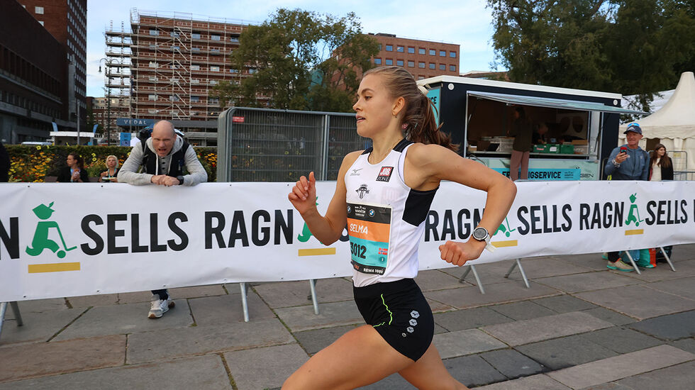 Selma Løchen Engdahl er primært baneløper, men her ser vi henne i fint driv på 3 kilometeren i Oslo Maraton i fjor høst. (Foto: Tom-Arild Hansen)