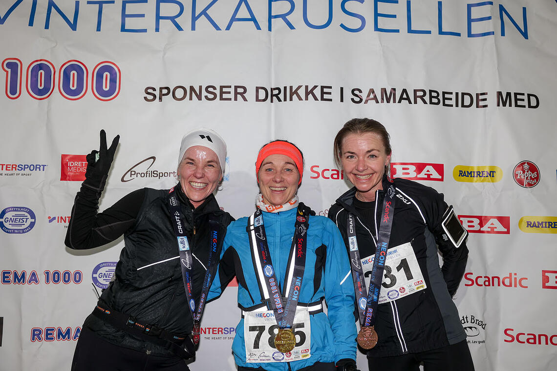 Premiepallen på 10 km kvinner: Hege Bussesund, Hilde Beate Daland og Monica Rekdal. (Alle foto: Arne Dag Myking)
