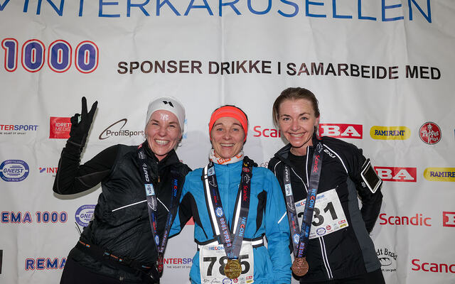 Premiepallen på 10 km kvinner: Hege Bussesund, Hilde Beate Daland og Monica Rekdal. (Alle foto: Arne Dag Myking)