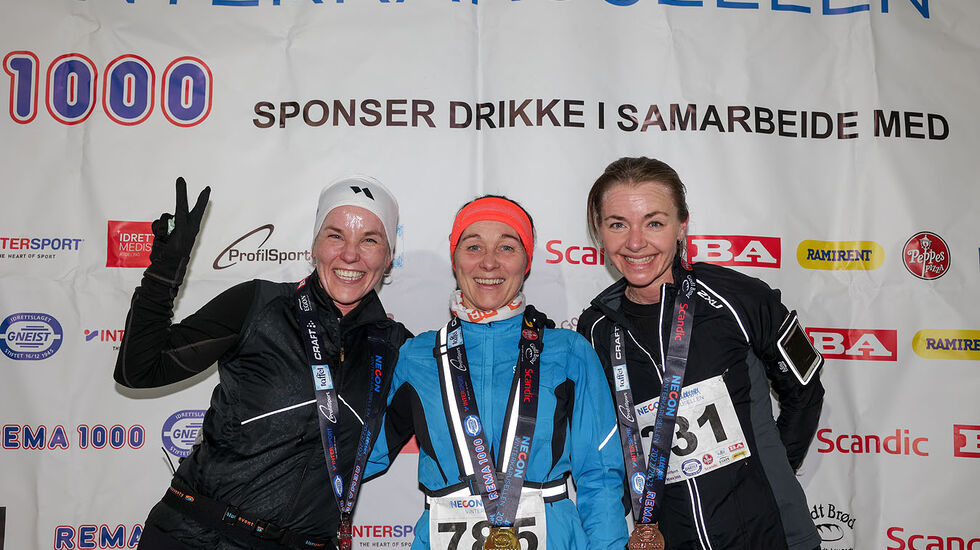 Premiepallen på 10 km kvinner: Hege Bussesund, Hilde Beate Daland og Monica Rekdal. (Alle foto: Arne Dag Myking)
