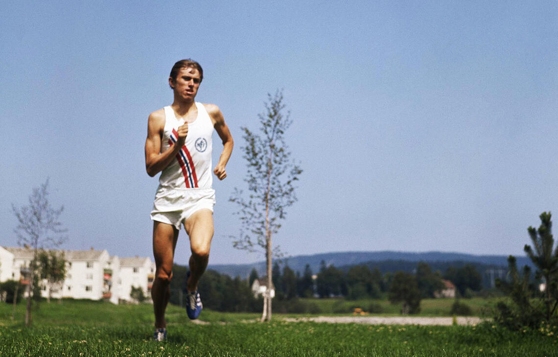 Arne Kvalheim vokste opp i en av Stjerneblokkene på Grorud. Her ser vi han på løpetur i 1967. (Foto: Rolf Arne Odiin) 