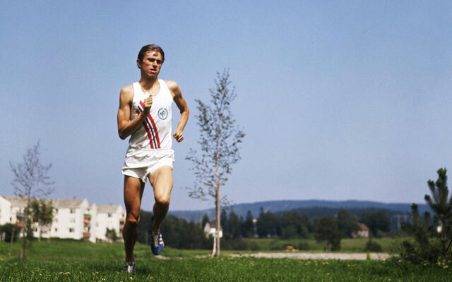 Arne Kvalheim vokste opp i en av Stjerneblokkene på Grorud. Her ser vi han på løpetur i 1967. (Foto: Rolf Arne Odiin)