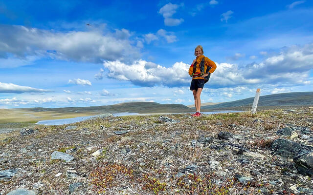 Dag 12: Mona Kjeldsberg nyter panoramautsikten fra Skaidimassivet mot Pitshusjaervi.