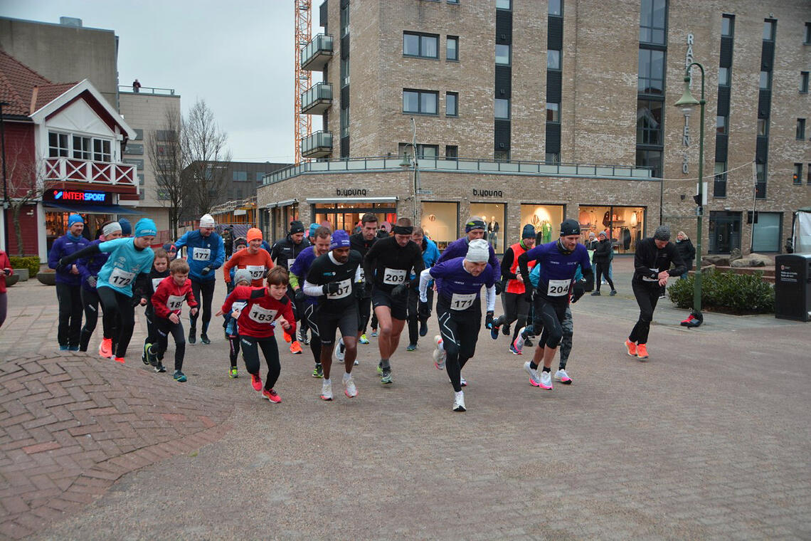 Starten går. Legg merke til 171, vinner av 10km - Stig Andre Jansen, Kristiansand løpeklubb. (Foto: Ivar Gogstad)