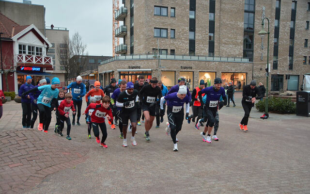 Starten går. Legg merke til 171, vinner av 10km - Stig Andre Jansen, Kristiansand løpeklubb. (Foto: Ivar Gogstad)