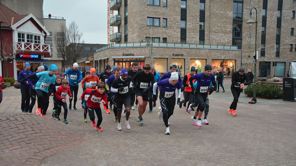 Starten går. Legg merke til 171, vinner av 10km - Stig Andre Jansen, Kristiansand løpeklubb. (Foto: Ivar Gogstad)