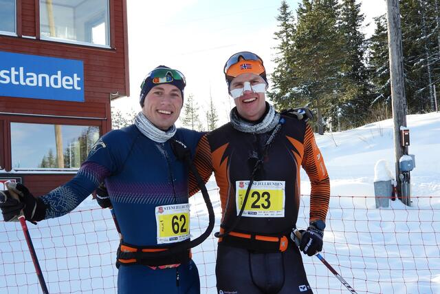 Marius Borge Heir (til venstre) og Halvor Korbøl Thoner ble overrasket over å bli utropt som ener og toer i Stenfjellrunden. (Foto: Stein Arne Negård)