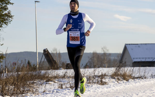 Magnus Salberg i soleklar tet etter 7 kilometer. (Foto: Bjørn Hytjanstorp)
