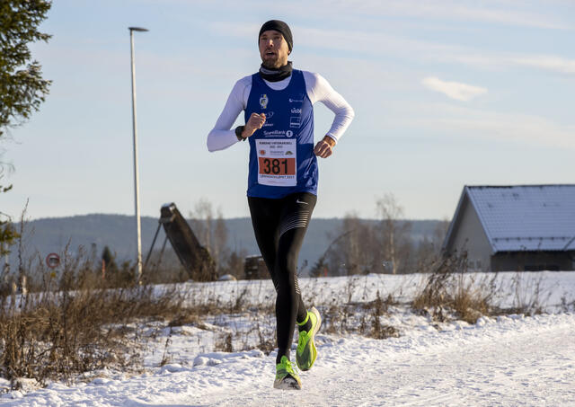 Magnus Salberg i soleklar tet etter 7 kilometer. (Foto: Bjørn Hytjanstorp)