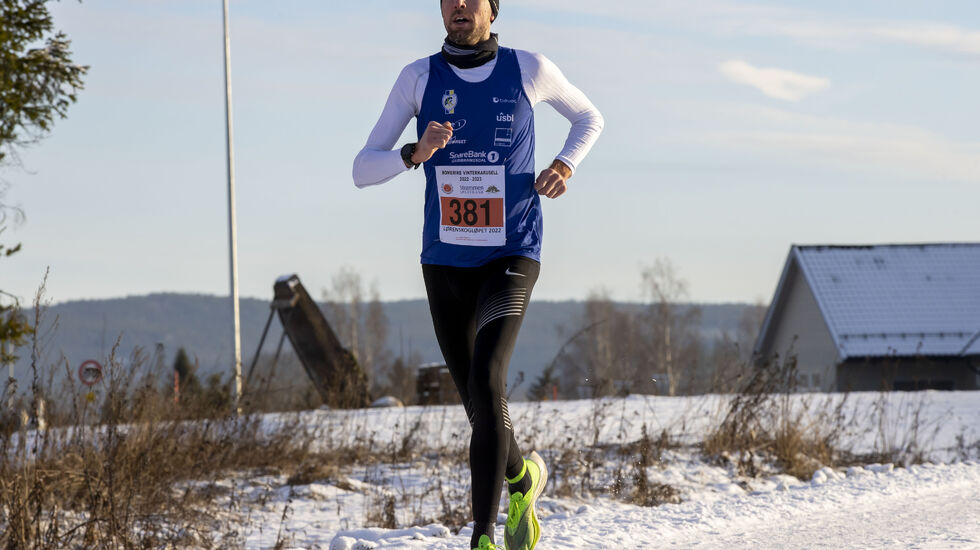 Magnus Salberg i soleklar tet etter 7 kilometer. (Foto: Bjørn Hytjanstorp)