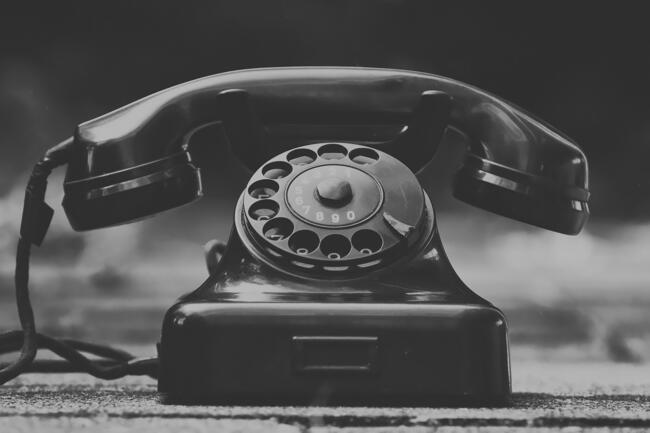 Bildet av gammeldags telefon er hentet fra Pixabay