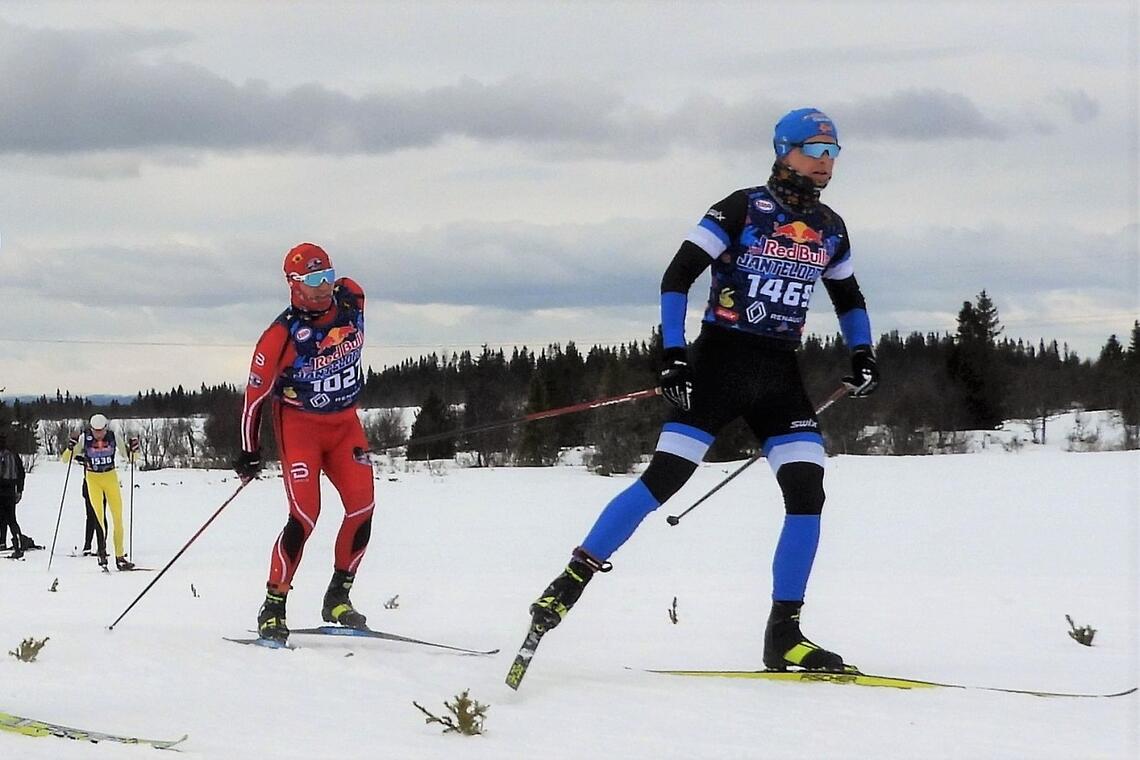 Tour de ski-lederne Kjetil Finstad (til venstre) og Amund Sigstad i aksjon i Janteloppet fra Pellestova i fjor. (Foto: Stein Arne Negård)