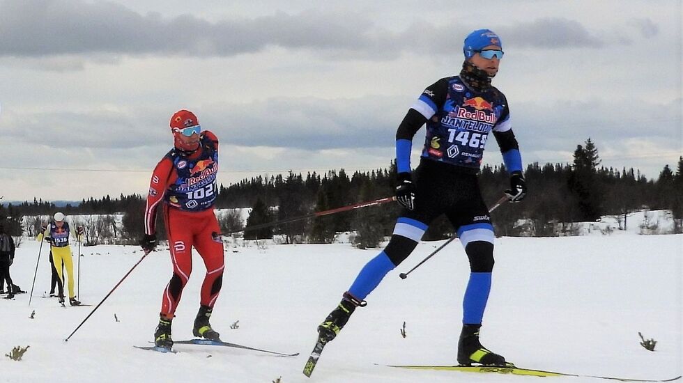 Tour de ski-lederne Kjetil Finstad (til venstre) og Amund Sigstad i aksjon i Janteloppet fra Pellestova i fjor. (Foto: Stein Arne Negård)