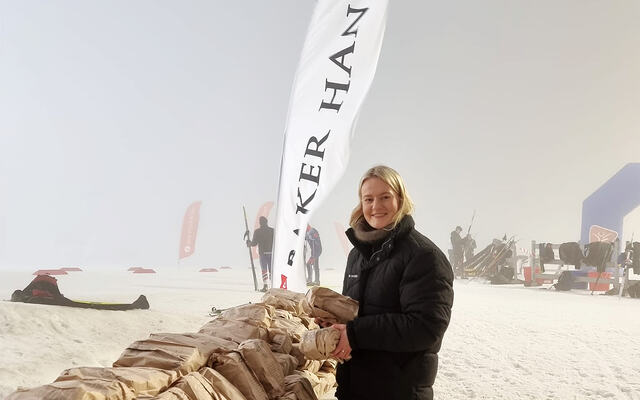 Baker Hansen var på plass i Holmenkollen og delte ut et brød til alle som deltok i det femte rennet i OBIK-karusellen. (Foto: arrangøren)