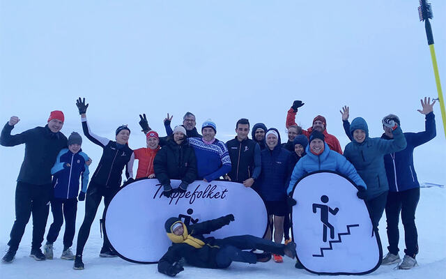 Til tross for en isende vind var det god stemning på Gautatoppen da Trappefolket hadde tatt innendørsveien opp. (Foto: Lasse Rypdal)