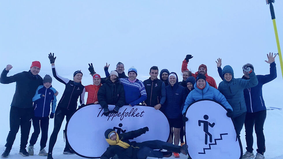 Til tross for en isende vind var det god stemning på Gautatoppen da Trappefolket hadde tatt innendørsveien opp. (Foto: Lasse Rypdal)