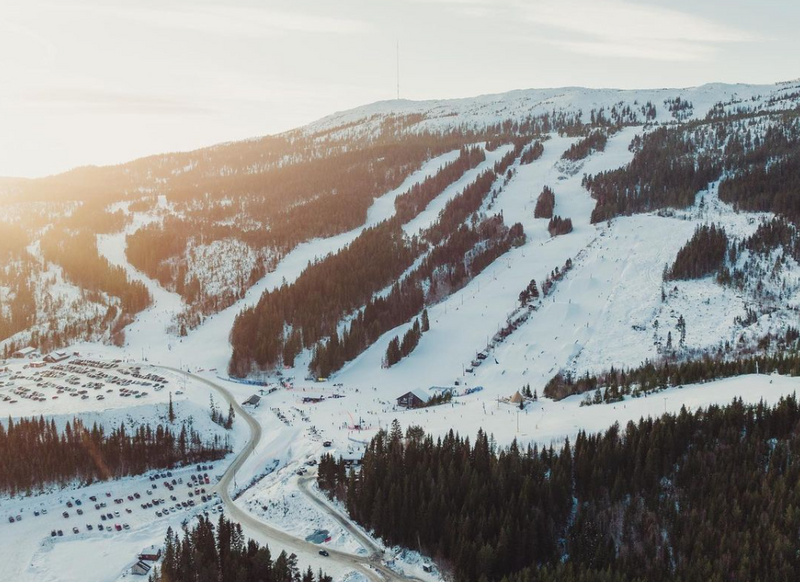 Melhus kommune tilbyr gratis buss til Vassfjellet vinterpark fire dager i vinterferien. Foto: Vassfjellet vinterpark.