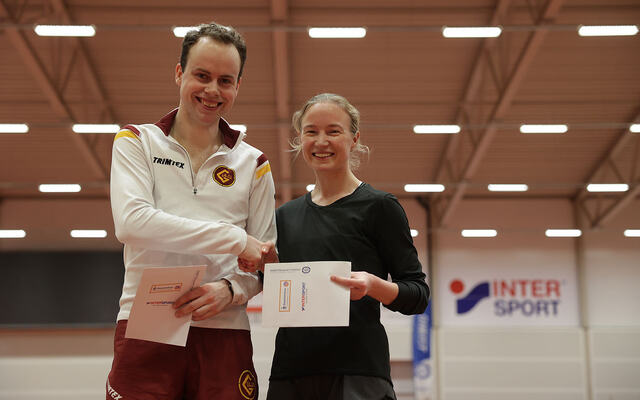 Eldar Fagerbakke og Synne Amundsgård kan gratulere hverandre etter å ha mottatt premier for å ha vunnet 3000 meter. (Alle foto: Arne Dag Myking)