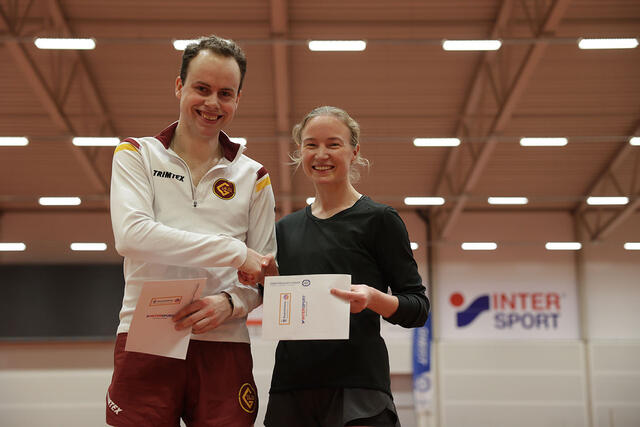 Eldar Fagerbakke og Synne Amundsgård kan gratulere hverandre etter å ha mottatt premier for å ha vunnet 3000 meter. (Alle foto: Arne Dag Myking)