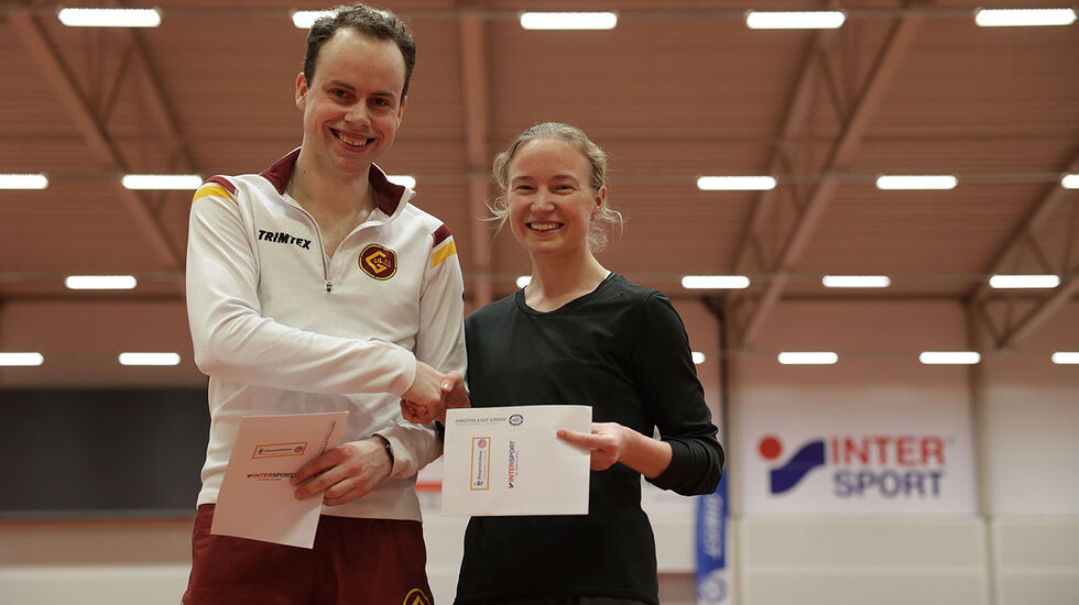 Eldar Fagerbakke og Synne Amundsgård kan gratulere hverandre etter å ha mottatt premier for å ha vunnet 3000 meter. (Alle foto: Arne Dag Myking)