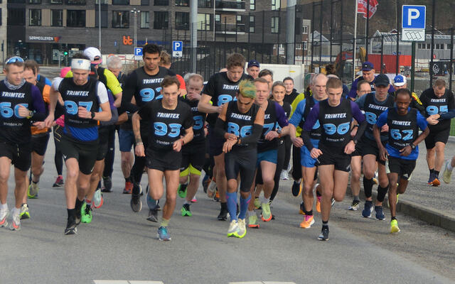 Starten går, startnummerne får det til å virke som om alle har samme klubbdrakt. (Alle foto: Ivar Gogstad)