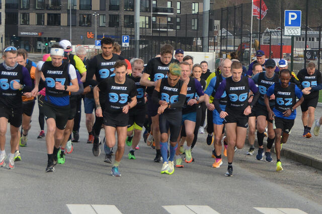 Starten går, startnummerne får det til å virke som om alle har samme klubbdrakt. (Alle foto: Ivar Gogstad)
