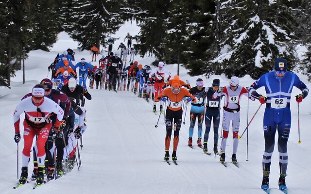 Teten etter 2 km staking med vinneren Henrik Haugland Syverinsen først i sporet til venstre og fjerdemann i mål, Amund Hoel, i føringen til høyre. I midten Magnus Bleken som tok 6. plassen. (Foto: Rolf Bakken)