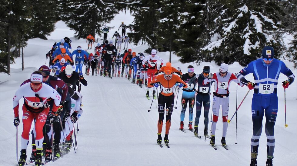 Teten etter 2 km staking med vinneren Henrik Haugland Syverinsen først i sporet til venstre og fjerdemann i mål, Amund Hoel, i føringen til høyre. I midten Magnus Bleken som tok 6. plassen. (Foto: Rolf Bakken)