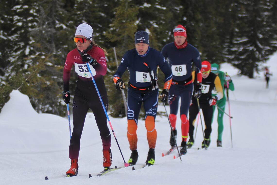 Ilona Jambor som tok 4. plassen totalt i kvinneklassen med herrer på rekke og rad bak seg 2 km ut i den 43 km lange løypa. (Foto: Rolf Bakken)