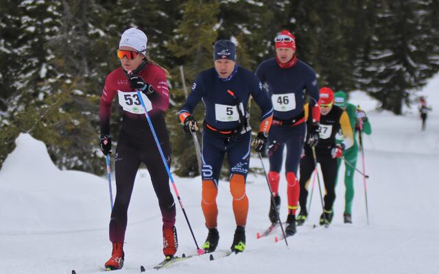 Ilona Jambor som tok 4. plassen totalt i kvinneklassen med herrer på rekke og rad bak seg 2 km ut i den 43 km lange løypa. (Foto: Rolf Bakken)