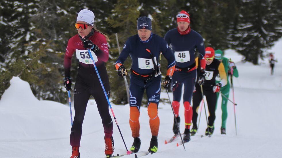 Ilona Jambor som tok 4. plassen totalt i kvinneklassen med herrer på rekke og rad bak seg 2 km ut i den 43 km lange løypa. (Foto: Rolf Bakken)
