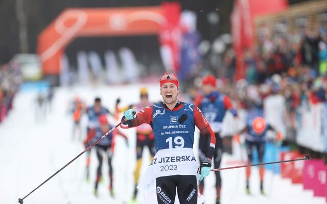 Kasper Stadaas krysser målstreken som vinner av Jizerská50. (Foto: Raul/Jizerská50)