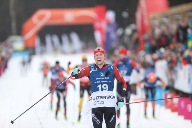 Kasper Stadaas krysser målstreken som vinner av Jizerská50. (Foto: Raul/Jizerská50)