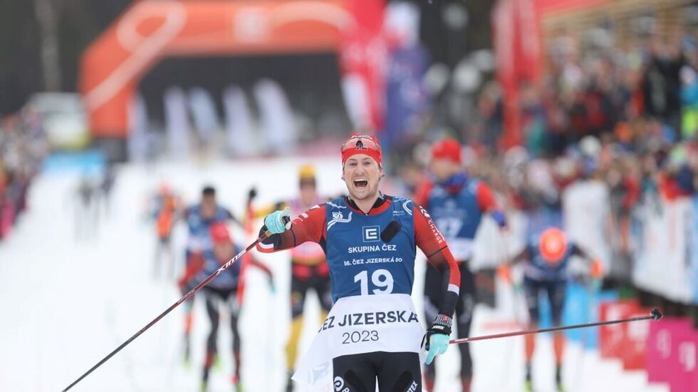 Kasper Stadaas krysser målstreken som vinner av Jizerská50. (Foto: Raul/Jizerská50)