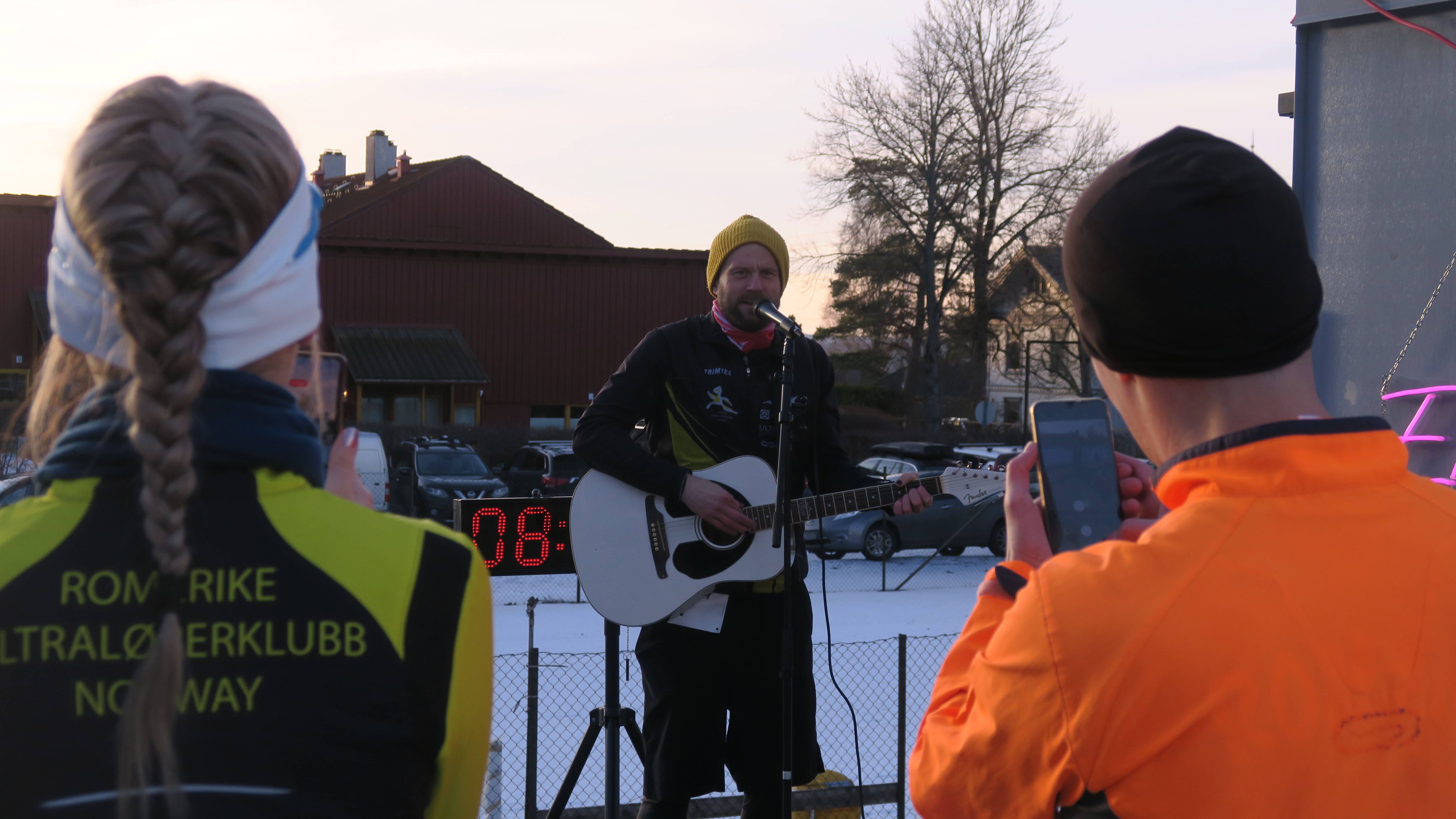 Jon Asphjell synger backyardsangen.jpg