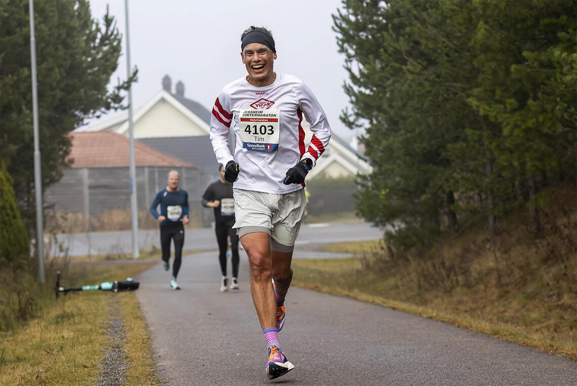 Tim Bennett har blinka seg ut mål og gleder seg til en ny løpssesong. Her ser vi han under fjorårets Vintermaraton på Jessheim. (Foto: Bjørn Hytjanstorp) 