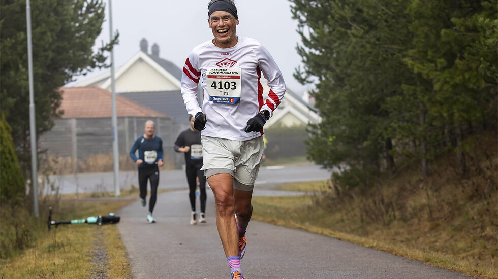 Tim Bennett har blinka seg ut mål og gleder seg til en ny løpssesong. Her ser vi han under fjorårets Vintermaraton på Jessheim. (Foto: Bjørn Hytjanstorp) 