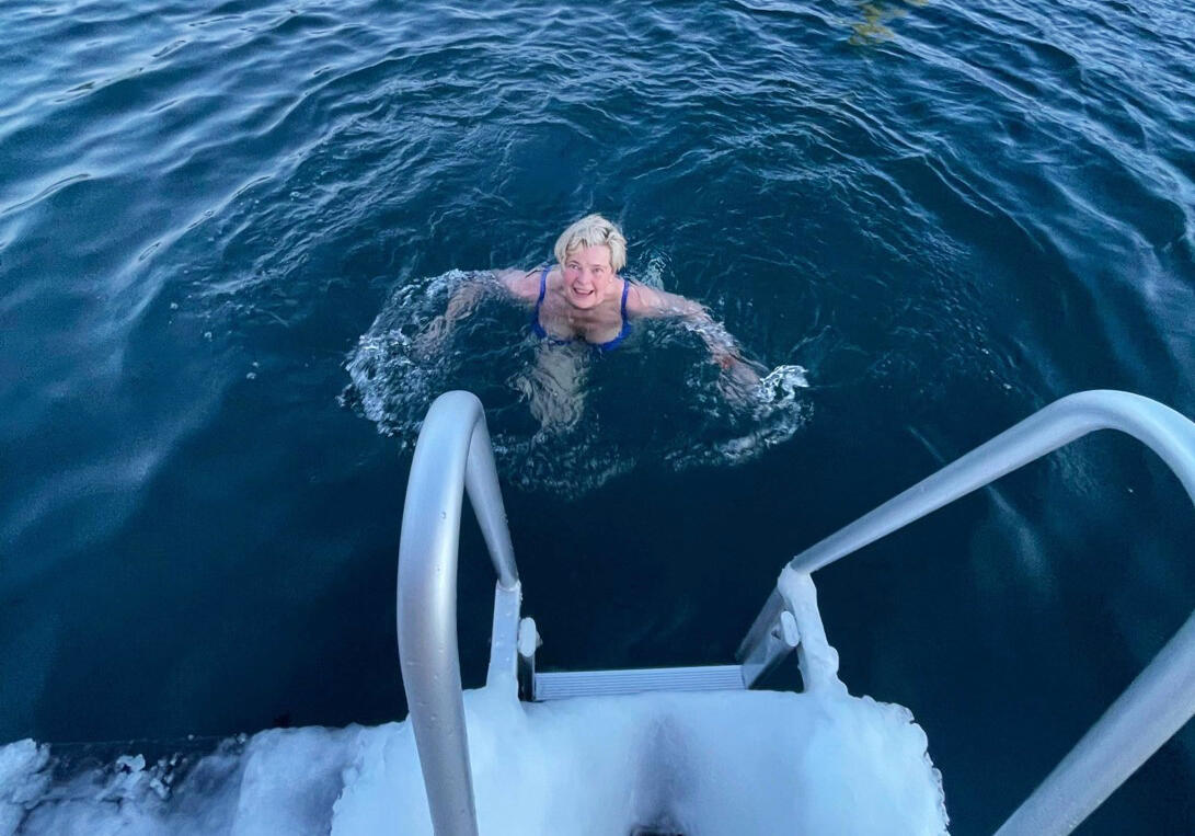 Hilde Sjurelv er ikke redd for å kaste seg ut på dypt vann uansett årstid. (Foto: privat) 