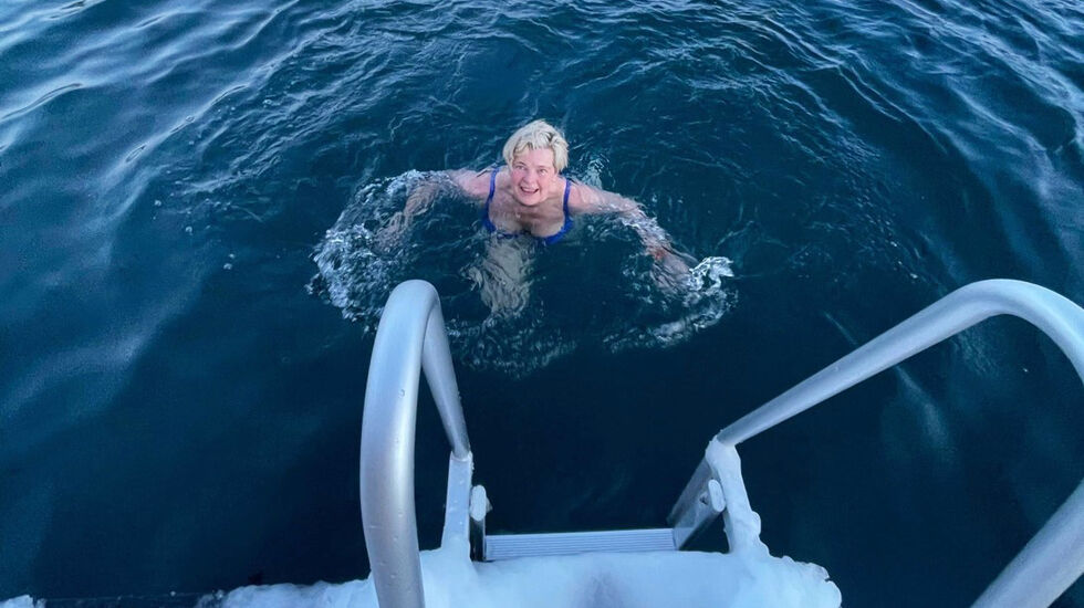 Hilde Sjurelv er ikke redd for å kaste seg ut på dypt vann uansett årstid. (Foto: privat)