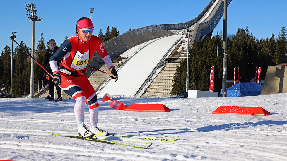 Marit Bjørgen i god stil inn i Holmenkollen. Dette har vi sett mange ganger. (Foto: Tom-Arild Hansen)