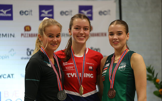 Premiepallen kvinner 1500 meter i NM Innendørs: Malin Edland, Sigrid Alvik og Maiken Homlung Prøitz. (Foto: Samuel Hafsahl)
