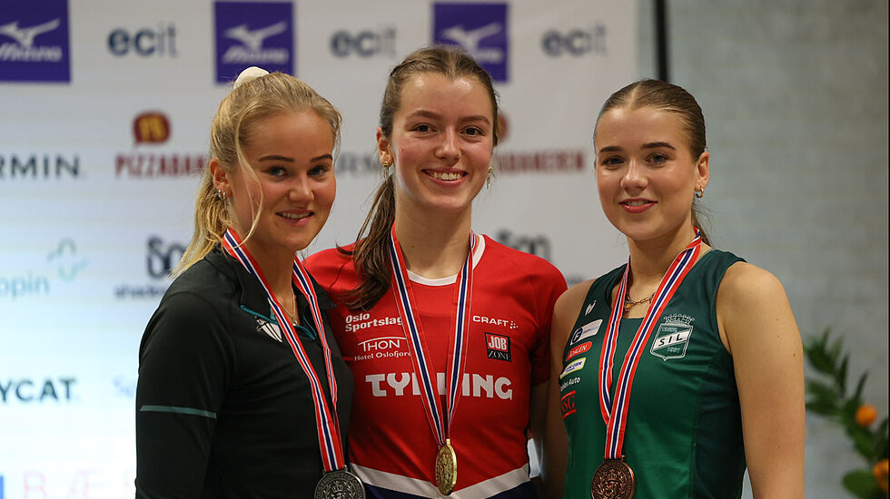 Premiepallen kvinner 1500 meter i NM Innendørs: Malin Edland, Sigrid Alvik og Maiken Homlung Prøitz. (Foto: Samuel Hafsahl)