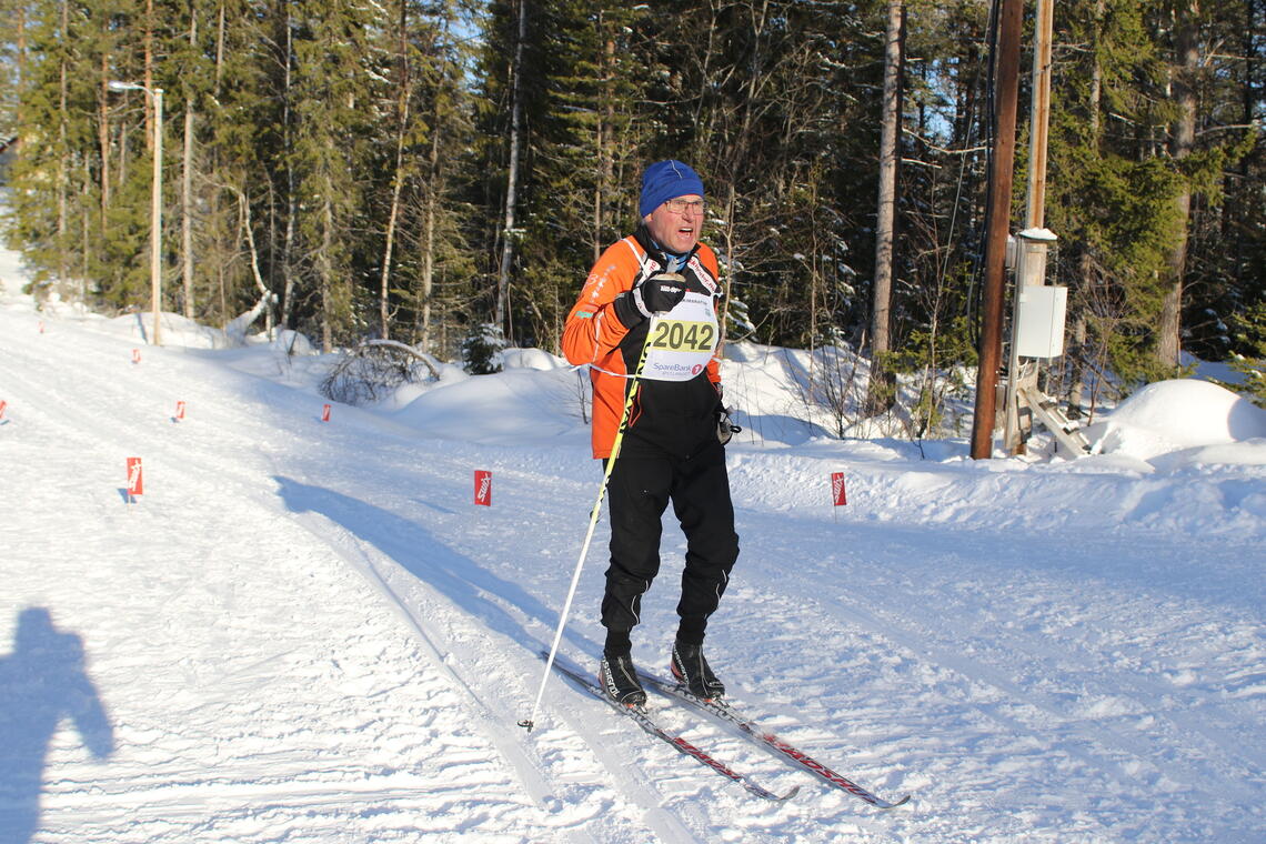 Jan Haugnæss fra Trysil som nylig rundet 80 år, gjennomførte Trysil Skihalvmaraton med en skadet venstrearm etter et fall forårsaket av en gél i sporet 4 km før mål. (Foto: Rolf Bakken)