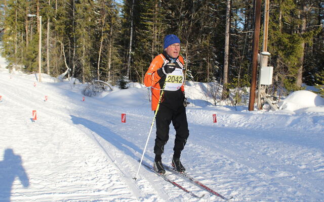 Jan Haugnæss fra Trysil som nylig rundet 80 år, gjennomførte Trysil Skihalvmaraton med en skadet venstrearm etter et fall forårsaket av en gél i sporet 4 km før mål. (Foto: Rolf Bakken)