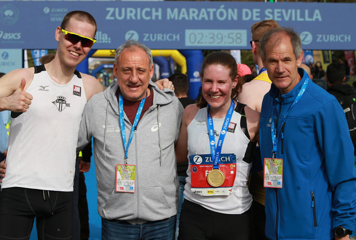 I godt selskap etter løpet: Her er maratonparet Wågan/Rypdal sammen med en OL-vinner på 1500 m, Fermin Cacho, og en dobbel verdensmester på maraton, Abel Anton. (Foto: Kjell Vigestad)