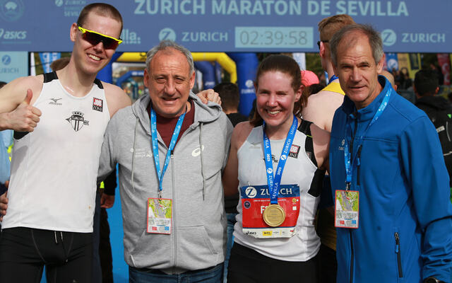 I godt selskap etter løpet: Her er maratonparet Wågan/Rypdal sammen med en OL-vinner på 1500 m, Fermin Cacho, og en dobbel verdensmester på maraton, Abel Anton. (Foto: Kjell Vigestad)