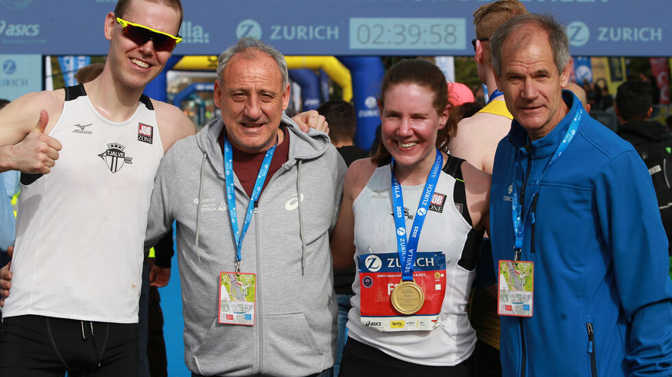 I godt selskap etter løpet: Her er maratonparet Wågan/Rypdal sammen med en OL-vinner på 1500 m, Fermin Cacho, og en dobbel verdensmester på maraton, Abel Anton. (Foto: Kjell Vigestad)