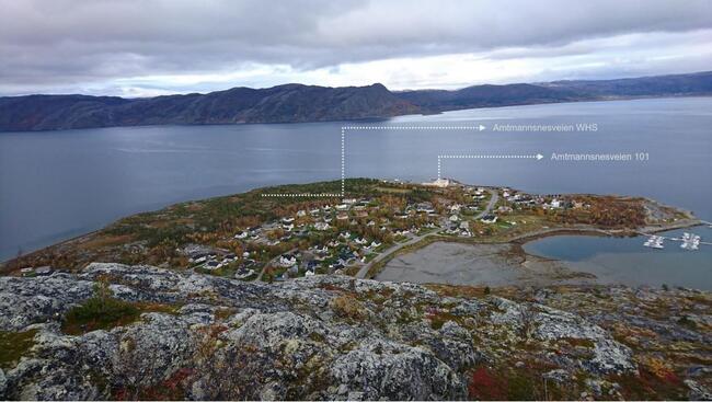 Oversiktsbilde over Amtmannsnes tatt fra Komsafjellet som viser verdensarvområdet (WHS) og tiltaksområdet i Amtmannsnesveien 101. Foto: ©Jan Magne Gjerde.