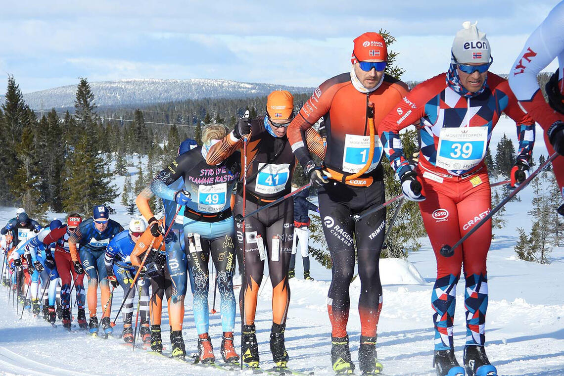 Andreas Nygaard (1) tok hjem seieren i Hafjell Skimaraton. Her bak Gaute Kvåle (39). Bak følger Halvor Korbøl Thoner (41) og Eivind Vold (49). (Foto: Stein Arne Nygård)